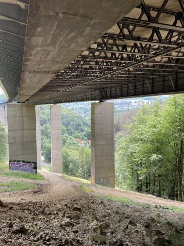 Blick unter das Brückenbauwerk in Richtung Tal.