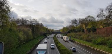 Blick von einer Brücke hinunter auf die Fahrbahnen der BAB 59. 