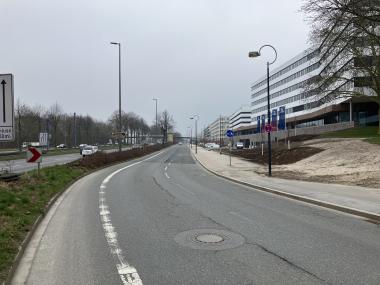 Blick entlang der Freie-Vogel-Straße in Dortmund Richtung Osten. Entlang der Straße wird rechtsseitig die planfestgestellte, jedoch noch nicht errichtete, Lärmschutzwand an der künftigen BAB 40 (heutige B 1) entfallen.