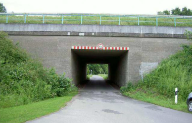 Das Überführungsbauwerk "Hagelbachstiege" überquert den Wirtschaftsweg "Hagelbachsziege". Der Durchgang ist rechteckig als Kastenprofil ausgestaltet. Das Brückenbauwerk ist in massiver Bauweise ausgeführt. Oberhalb der Durchführung ist ein Geländer angebracht. Beidseitig ist die Böschung durch eine dichte Kraut- und Strauchschicht bepflanzt.