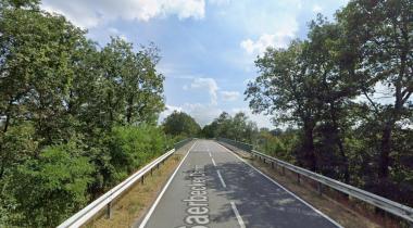 Das Bild zeigt die Straße bzw. das Brückenbauwerk Saerbecker Damm, die die Bundesautobahn 1 überuqert. Die Hänge des Brückenbauwerks sind beidseitig mit Bäumen und Büschen begrünt.